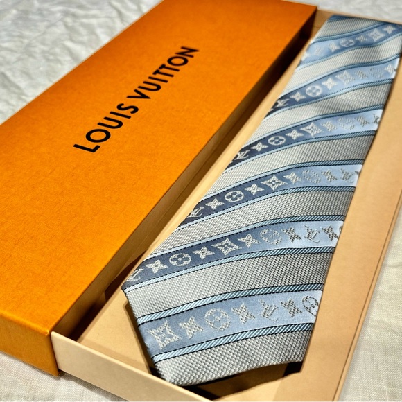 🎁PASTEL BEAUTY🎁🆕💯 ICONIC LOUIS VUITTON POWDER BLU LRG MONOGRAM STRIPES TIE🔥 - Picture 17 of 17